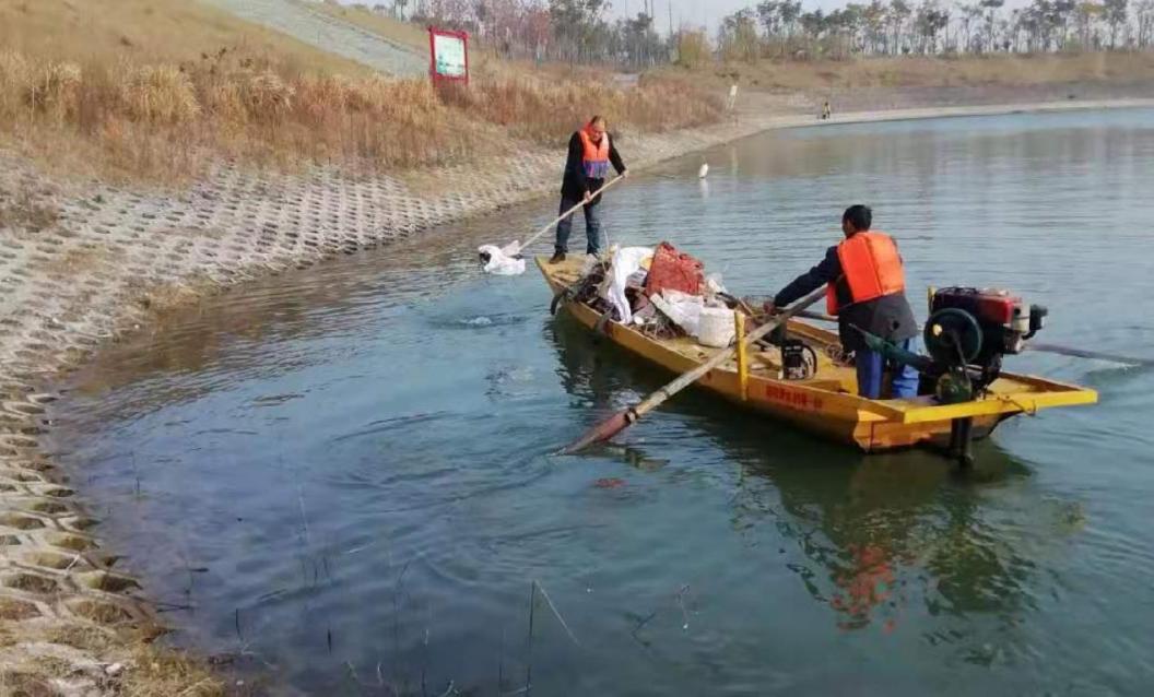 一滴水一条江——肖安山：小小船儿江中游，水面垃圾清理走