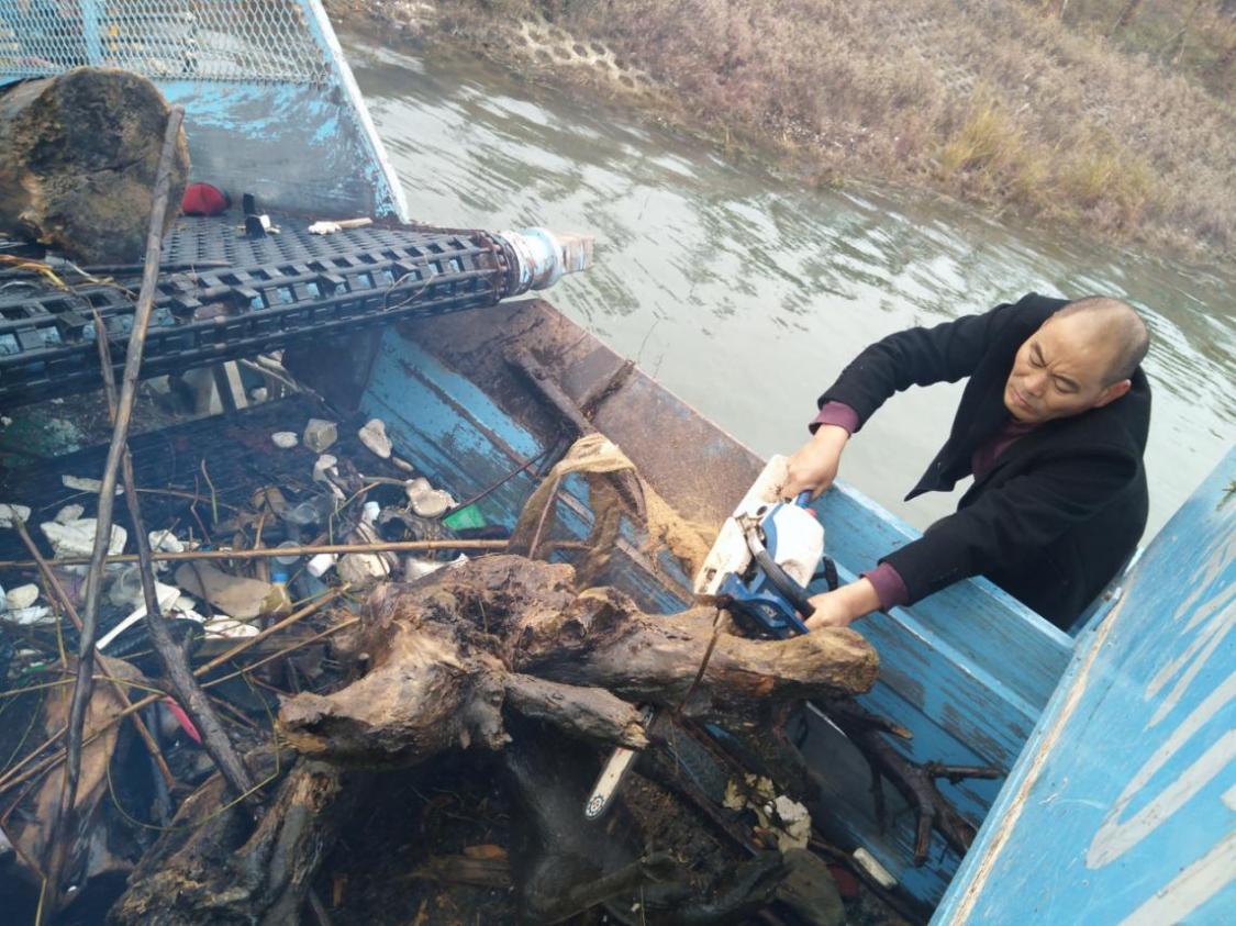 一滴水一条江——肖安山：小小船儿江中游，水面垃圾清理走