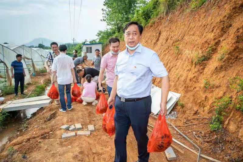 黄石市纪委：纪检“铁军”驻村扶贫展身手